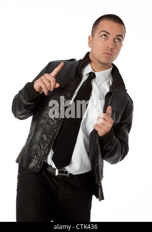 Studio photo de jeune homme à la mode et pointant vers le haut sur fond blanc. Banque D'Images