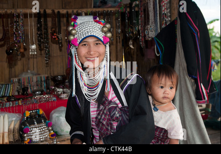 Jeune femme Akha avec bébé en costume traditionnel dans le nord de la Thaïlande tribu hill Banque D'Images