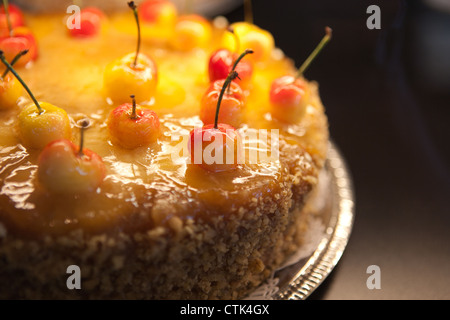 Libre de fantaisie à l'envers d'ananas gâteau garni de cerises. Banque D'Images