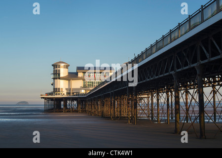Grand Pier au lever du soleil. Weston Super Mare. Somerset, Angleterre Banque D'Images
