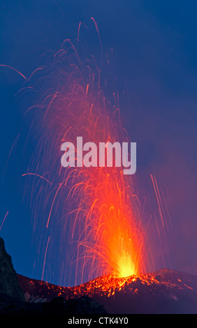 Éruptions volcaniques du volcan Stromboli, Iles Eoliennes, Italie Banque D'Images