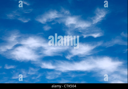 Ciel bleu avec des nuages Banque D'Images