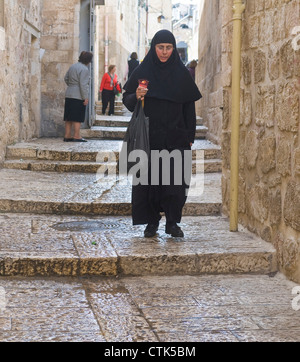 Nun non identifiés pendant la grande bougie détient samedi à le quartier arménien de Jérusalem Israël Banque D'Images