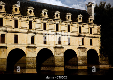 Château de Chenonceau enjambant la rivière cher dans la vallée de la Loire France Banque D'Images
