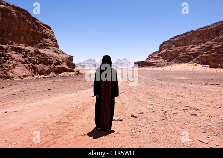 Femme nomade avec burqa dans le désert Banque D'Images