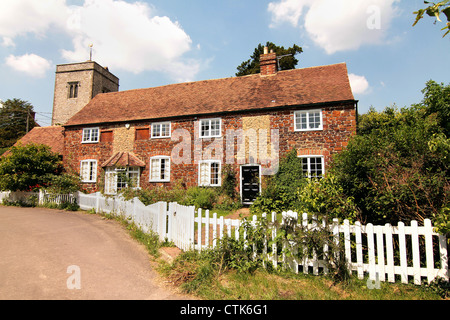 Chalets avec clôture blanche à Coldrum Kent Banque D'Images