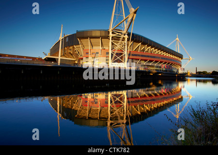 Le Millennium Stadium reflétée dans la rivière Taff, à la veille des Jeux Olympiques. Banque D'Images