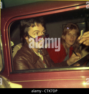 003860 - Paul et Linda McCartney hors studios d'Abbey Road, Londres en 1975 Banque D'Images