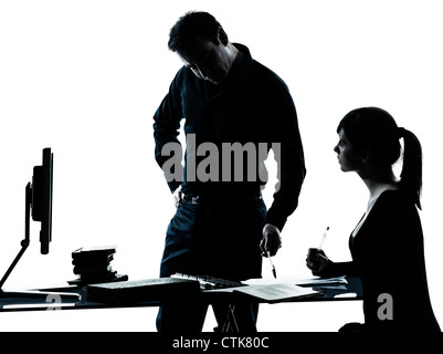 Un homme père professeur et étudiant adolescentes aider pour faire leurs devoirs en silhouette à l'intérieur isolé sur fond blanc Banque D'Images