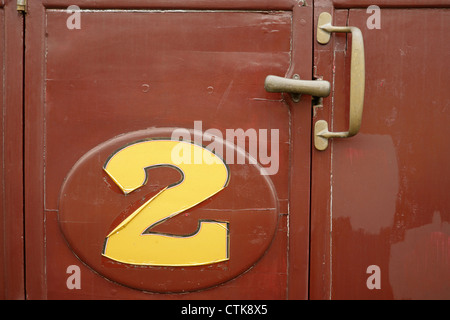 Porte de compartiment de deuxième classe dans le vieux wagon. Banque D'Images