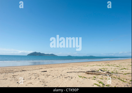 Marée basse sur Wongaling beach, une section de Mission Beach, à l'ensemble de la mer de Corail à Dunk Island Banque D'Images