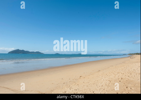 Marée basse sur Wongaling beach, une section de Mission Beach, à l'ensemble de la mer de Corail à Dunk Island Banque D'Images