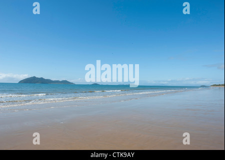 Marée basse sur Wongaling beach, une section de Mission Beach, à l'ensemble de la mer de Corail à Dunk Island Banque D'Images