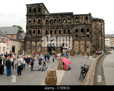 La célèbre Porta Nigra romaine de Trèves en Allemagne, avec de nombreux touristes et visiteurs Banque D'Images