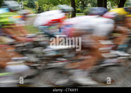 Motion Blur de cyclistes du Tour de Pologne 2012, à Katowice, Pologne. Banque D'Images