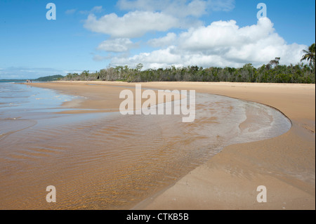 Marée basse à un ruisseau séparant Wongaling Beach de South Mission Beach à Mission Beach, Queensland, Sports et loisirs Banque D'Images