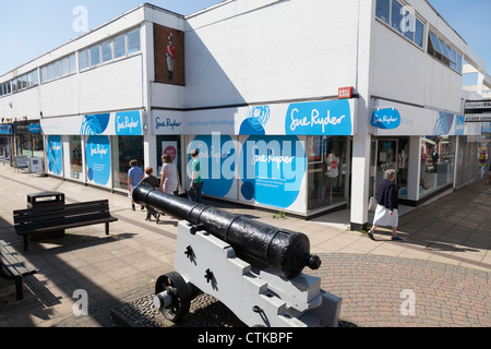 Sue Ryder charity shop au centre ville arcade avec canon en premier plan Banque D'Images