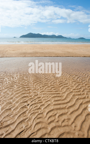 Marée basse sur Wongaling beach, une section de Mission Beach, à l'ensemble de la mer de Corail à Dunk Island Banque D'Images