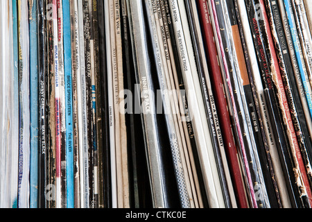 Collection de vinyles sur une étagère Banque D'Images