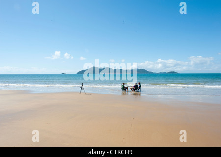 Wongaling beach de Mission Beach sur la côte casoar avec Dunk Island en vue et trois garçons en profitant de la vue, de l'Australie Banque D'Images