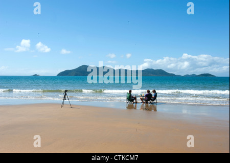 Trois garçons dans des chaises et profiter de la plage de l'appareil photo la vie à Mission Beach avec vue sur Dunk Island, Queensland, Sports et loisirs Banque D'Images