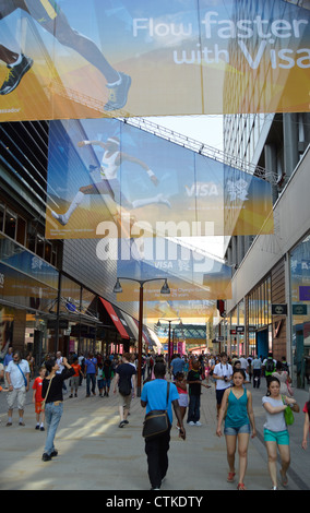 La rue à Westfield Shopping Centre, Stratford - sponsor olympique avec, VISA, bannières - l'entrée du stade olympique Banque D'Images