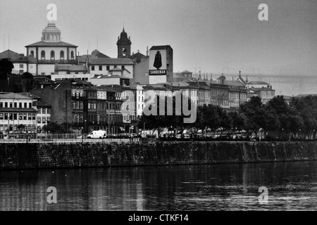 Porto (patrimoine mondial UNESCO), le Portugal, l'Europe, vue, avec brouillard intense. La couleur, le pc. Banque D'Images