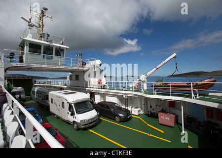 L'Isle d'Eriskay, en Écosse. Le MV Loch Alainn car ferry dans le son de Barra sur route à partir de Barra d'Eriskay. Banque D'Images