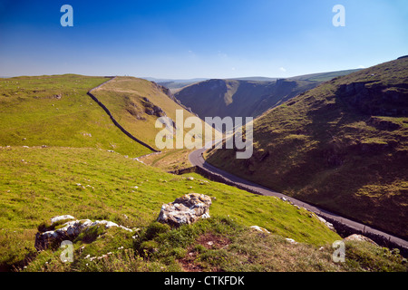 À l'est vers le bas Forcella Staulanza - une gorge calcaire - dans le parc national de Peak District Derbyshire, Angleterre, Royaume-Uni Banque D'Images