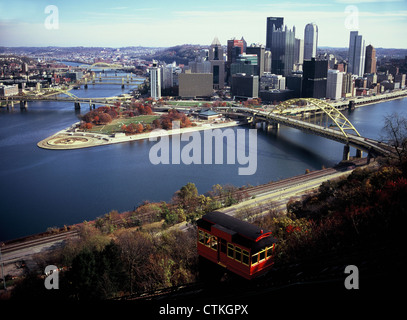 Pittsburgh, Pennsylvanie skyline, extraite du mont Washington. À l'astuce' est Point State Park. Banque D'Images