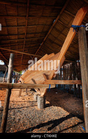 Wera Village, sur l'île de Sumbawa en Indonésie, est l'un des rares villages où la construction de bateaux bateaux traditionnels en bois sont construits. Banque D'Images