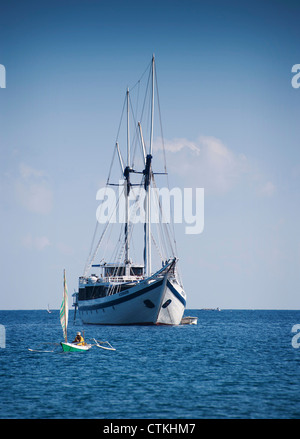 La goélette voilier 'Ombak Putih' cruises les eaux de l'Indonésie en prenant les visiteurs à les îles isolées et les petits villages. Banque D'Images