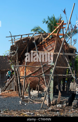 Wera Village, sur l'île de Sumbawa en Indonésie, est l'un des rares villages où la construction de bateaux bateaux traditionnels en bois sont construits. Banque D'Images