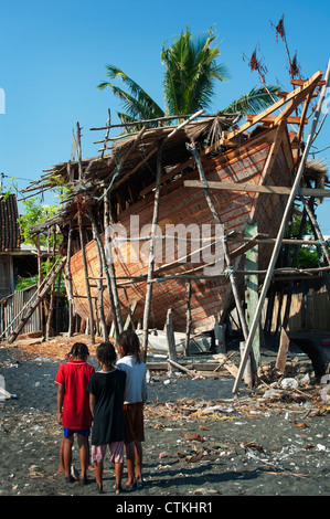 Wera Village, sur l'île de Sumbawa en Indonésie, est l'un des rares villages où la construction de bateaux bateaux traditionnels en bois sont construits. Banque D'Images