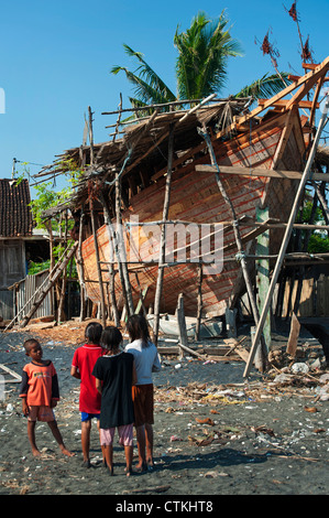 Wera Village, sur l'île de Sumbawa en Indonésie, est l'un des rares villages où la construction de bateaux bateaux traditionnels en bois sont construits. Banque D'Images