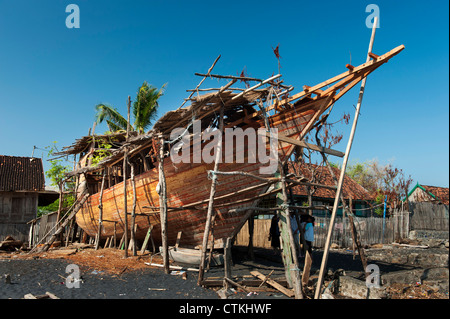 Wera Village, sur l'île de Sumbawa en Indonésie, est l'un des rares villages où la construction de bateaux bateaux traditionnels en bois sont construits. Banque D'Images