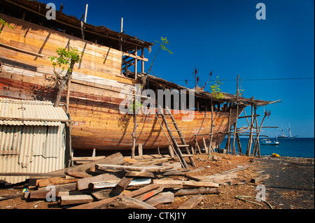 Wera Village, sur l'île de Sumbawa en Indonésie, est l'un des rares villages où la construction de bateaux bateaux traditionnels en bois sont construits. Banque D'Images