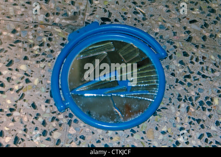 Verre miroir cassé Banque D'Images