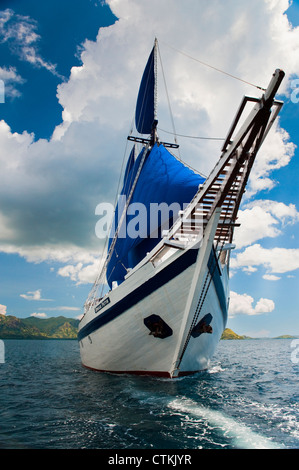 108 un pied en bois traditionnelles Phinisi goélette, le 'Ombak Putih", ici la voile dans le Parc National de Komodo en Indonésie orientale. Banque D'Images