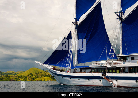 108 un pied en bois traditionnelles Phinisi goélette, le 'Ombak Putih", ici la voile dans le Parc National de Komodo en Indonésie orientale. Banque D'Images