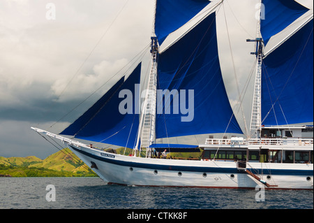 108 un pied en bois traditionnelles Phinisi goélette, le 'Ombak Putih", ici la voile dans le Parc National de Komodo en Indonésie orientale. Banque D'Images