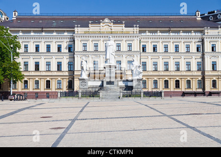 Monument de la Princesse Olga, l'Apôtre Saint André et Cyrille et Méthode et construction de l'Académie diplomatique de l'Ukraine à Kiev Banque D'Images