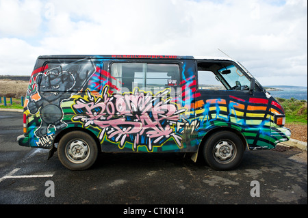 Un camping-car Volkswagen recouvert de motifs colorés Banque D'Images