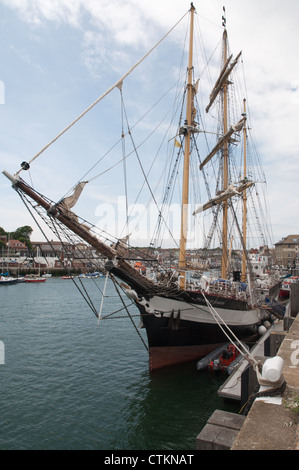 Navire amarré à quai à Tall Ship Bow Bollards fanions Banque D'Images