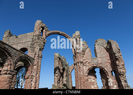 Les ruines de l'abbaye, l'Île Sainte Lindesfarne, Northumberland Banque D'Images