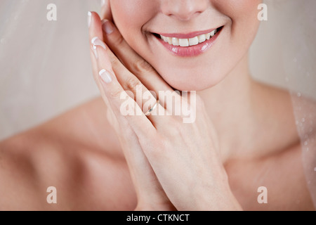 Une jeune mariée montrant son anneau de mariage, Close up Banque D'Images