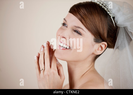 Une jeune épouse smiling, side view Banque D'Images