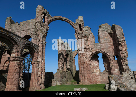 Les ruines de l'abbaye, l'Île Sainte Lindesfarne, Northumberland Banque D'Images