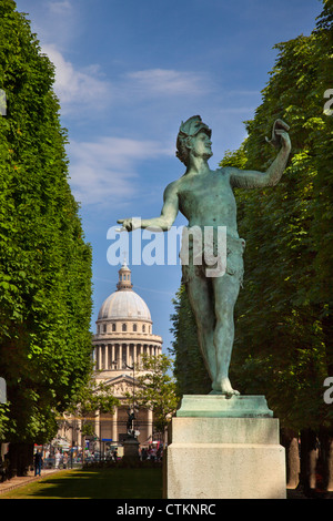 Statue de bronze à l'acteur grec (l'acteur grec) par Arthur Bourgeois en jardin du Luxembourg avec le panthéon au-delà, Paris France Banque D'Images