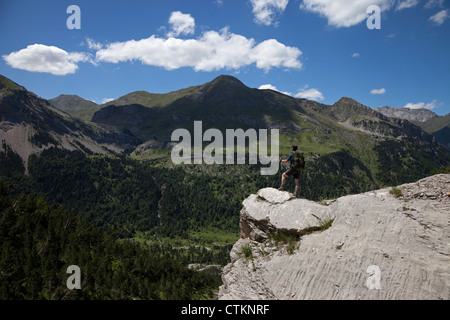 Trekker en profitant de la vue sur la vallée de Gavarnie sur la route de haut niveau pour le Cirque de Gavarnie Pyrénées France Banque D'Images